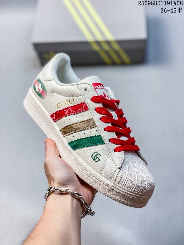 纯原 Clot X Ad Originals #贝壳头古驰联名限定 贴合柔软皮料红棕绿三道杠配色 ，这双鞋的整体设计思路和风格可以说很Clot。鞋款整体选用了易