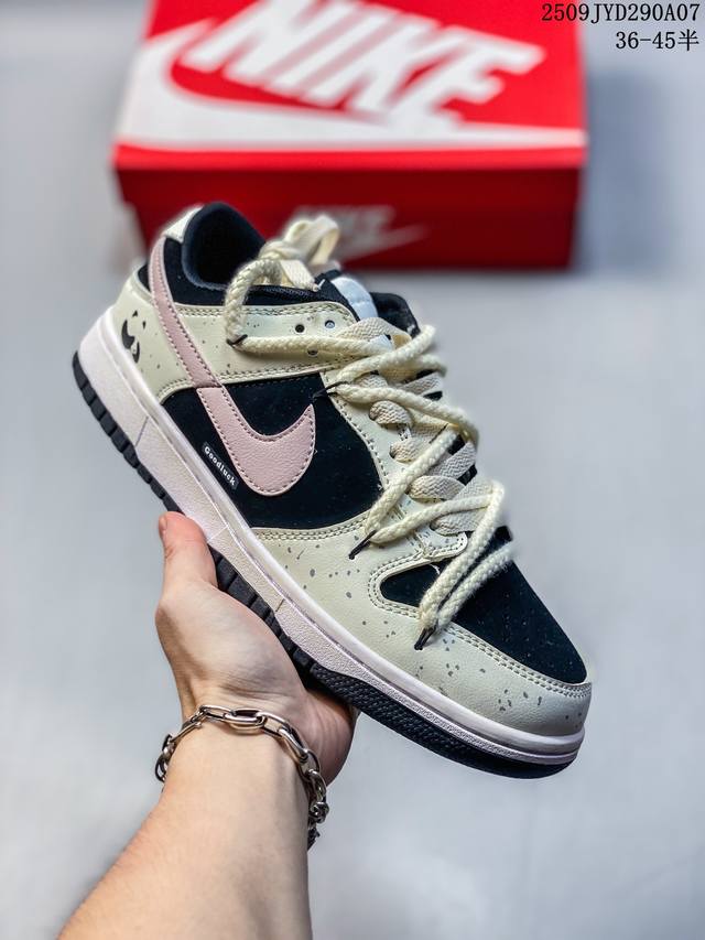 耐克 Nike Dunk Low 运动鞋复古解构绑带板鞋 双鞋带 作为 80 年代经典篮球鞋款，起初专为硬木球场打造，后来成为席卷街头的时尚标杆，现以经典细节和