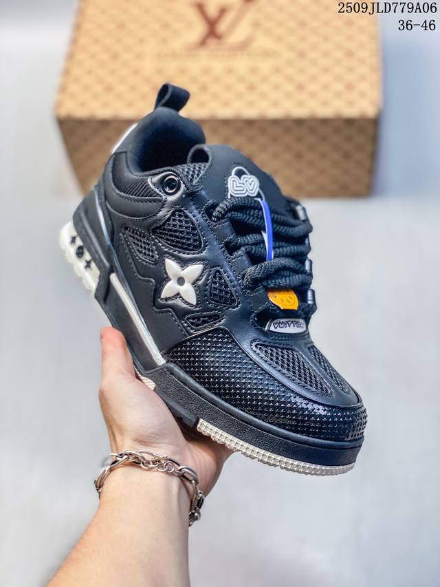 公司级Louis Vuitton Trainer Sneaker Low 路易威登 休闲运动文化百搭板鞋 舒适防滑底和百搭性霸屏整个时尚娱乐圈 细节调整完美主义