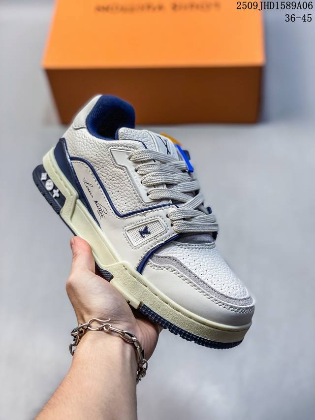 Lv Louis Vuitton Trainer Maxi 牛仔布 圆头系带低帮 板鞋 选用优质材料，精细制作。经典设计，展现优雅气质。舒适脚感，轻松穿梭。适合