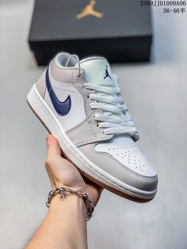 头层带半码 Air Jordan 1 Low 低帮 白红色 Aj1 乔丹1代 Aj1 乔1 低邦 白红黄 乔丹篮球鞋系列 鞋身整体以皮革材质打造，配色方面则以白