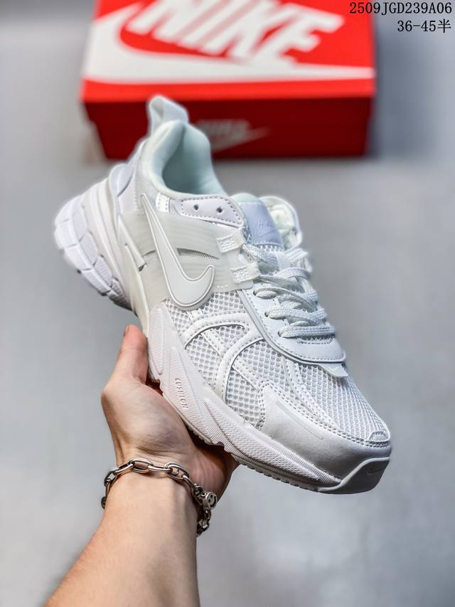 真标耐克Nike V2K Run跑步鞋复古风潮 网面透气运动鞋 灰银紧致的鞋面材质提供良好的包裹性鞋侧 Swoosh以及鞋头部分搭配增添不少亮点的镀铬细节鞋垫上