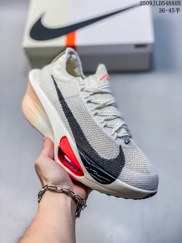 公司级新品发布 Nike Air Zoom Alphafly Next%3 proto整体采用前作的设计语言，并且对后者的细节进行升级，马拉松和长距离路跑的性能