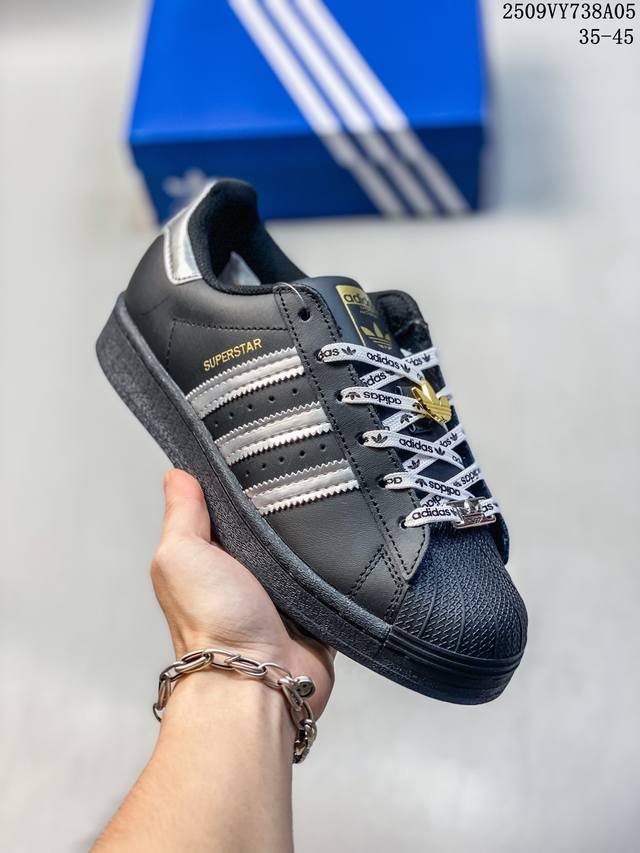 公司级Ad Originals Superstar 经典复古贝壳头板鞋 Eg4959 诞生于1969年 是第一双将全皮面鞋 身与橡胶鞋头结合在一起的低帮篮球鞋