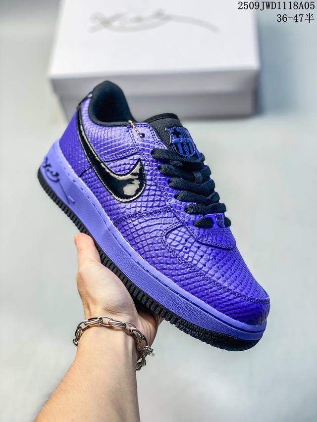 公司级耐克Nike Air Force 1‘07 空军一号低帮百搭休闲运动板鞋。柔软、弹性十足的缓震性能和出色的中底设计，横跨复古与现代的外型结合，造就出风靡全