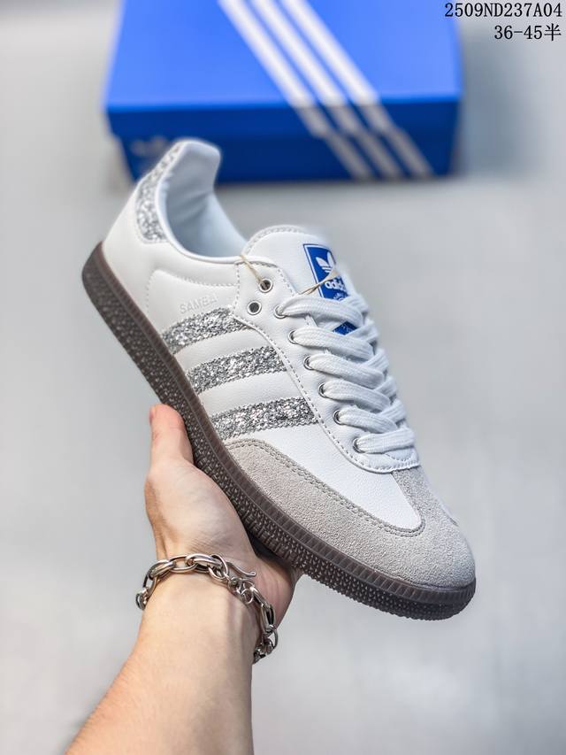 Adidas Samba Og 复古桑巴板鞋 这款桑巴鞋展示了高质量的工艺 带有装饰的超锁缝制和无缝的手感 柔软、柔软的皮革造型和标志性的3条纹完成了精致的外观