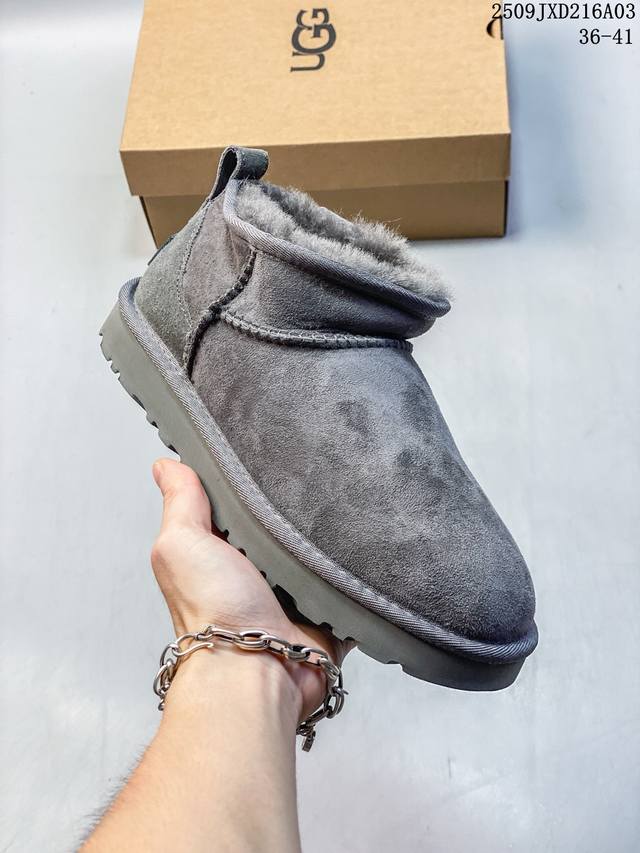 Ugg 厚底 小红书爆款 羊绒鞋垫 冬季保暖外出 家居都是很适合的选择 进年Uug推出款式系列 局部偏向年轻消费者喜好 也走到时尚潮流穿搭的前沿 鞋身材质Ugg