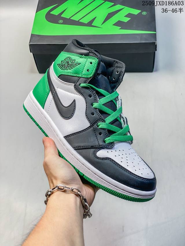 真标耐克女款运动板鞋 Nike Air Jordan 1 Retro High Og 乔丹一代Aj1 乔1 Aj1 篮球鞋复刻运动鞋。皮面高帮板鞋的设计灵感源自