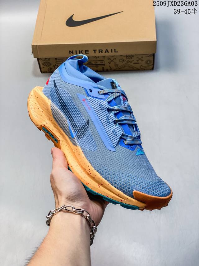 耐克Nike Reactx pegasus Trail 5 Gtx 越野跑步鞋 登月兼顾迅疾外观和稳固脚感 后跟覆面和中足动态支撑巧妙融合 缔造稳定顺畅的迈步体