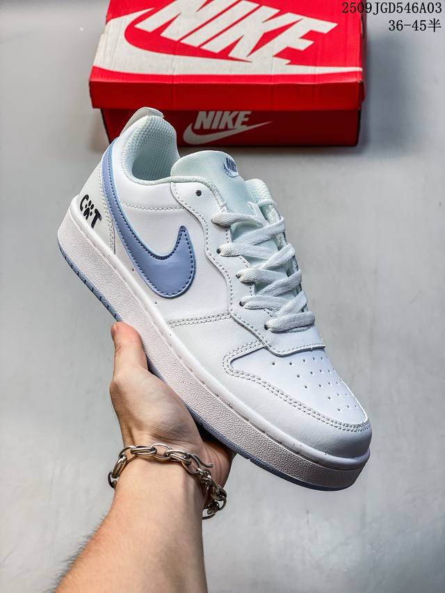 耐克 Nike 男女子运动鞋 Court Borough Low订制 小空军低帮板鞋。1.其皮革材质的鞋面结合网眼鞋舌，在出众外观与质感的同时提供稳固支撑，并且