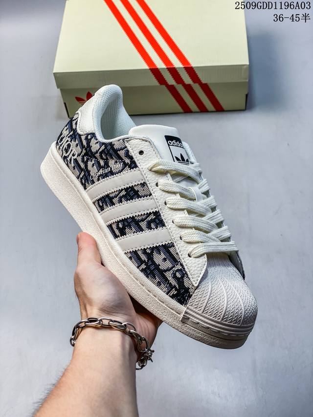 纯原 Clot X Ad Originals Supertar#贝壳头迪奥联名限定 贴合柔软皮料白蓝条纹配色 ，这双鞋的整体设计思路和风格可以说很Clot。鞋款