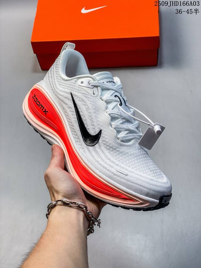 公司级Nike Vomero plus 耐克 舒适减震防滑 低帮跑步鞋 全掌Reactx泡绵中底 前掌和后跟还配备了Air Zoom气垫单元 据说跑起来更快更舒