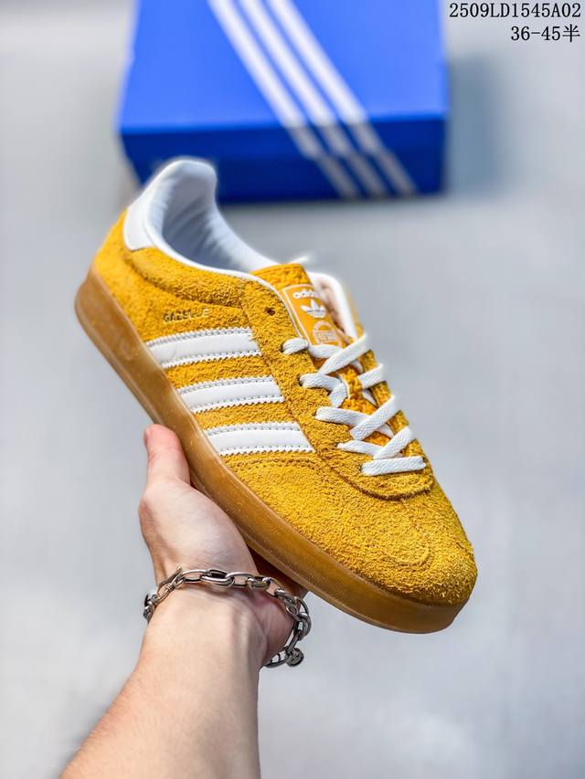 Adidas Originals Gazelle Indoor 粉色 此款鞋延续了橡胶外底和经典款式的传统。优质绒面革鞋面和标志性的3条纹采用明亮的对比色，为久