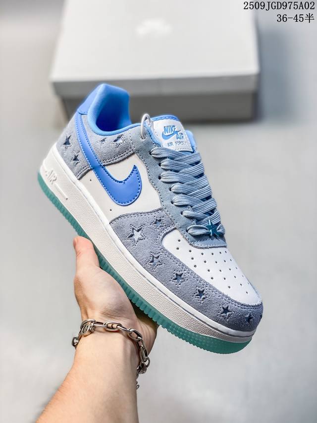 公司级耐克Nike Air Force 7空军一号低帮百搭休闲运动板鞋。柔软、弹性十足的缓震性能和出色的中底设计，横跨复古与现代的外型结合，造就出风靡全球三十多