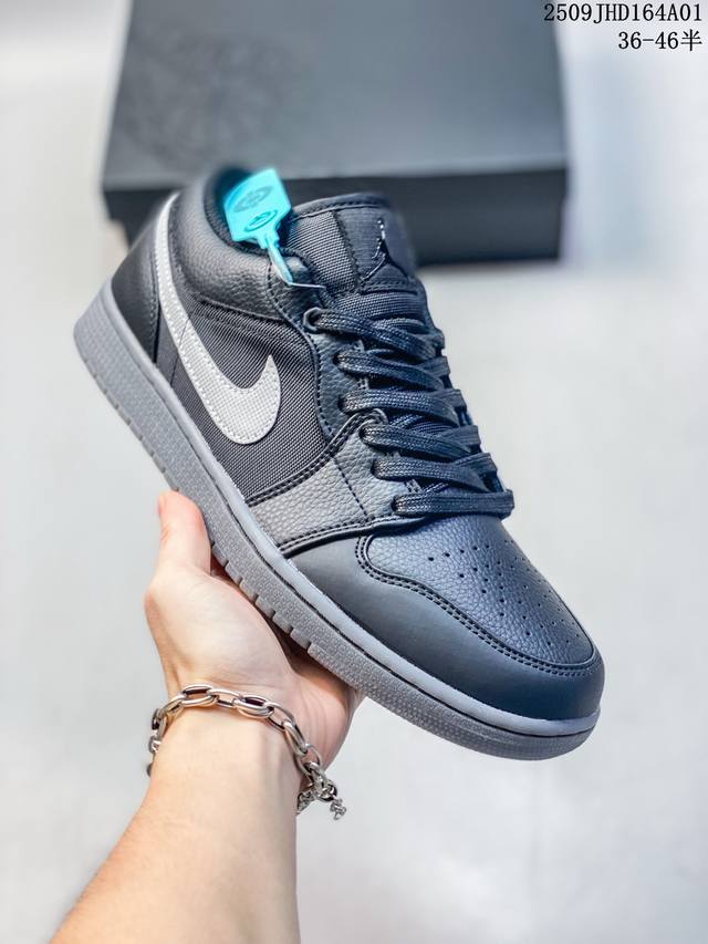 公司级 耐克 乔丹Air Jordan 1 Low Aj1 乔1 乔丹1代Aj1 低帮复古文化休闲运动篮球鞋。从1985 年面世的元年款汲取设计灵感，采用简洁大