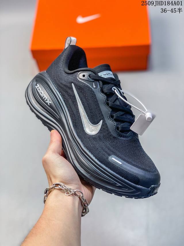 耐克Nike Vomero plus 舒适减震防滑低帮跑步鞋 全掌Reactx泡绵中底 前掌和后跟还配备了Air Zoom气垫单元 据说跑起来更快更舒适哦 这次