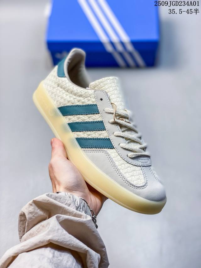 阿迪达斯 Adidas Handball Spezial 低帮三叶草学院风复古休闲板鞋 德训鞋 橡胶底柔软皮革经典运动鞋板鞋。圆头、缝合拼接设计、正面绑带、鞋舌