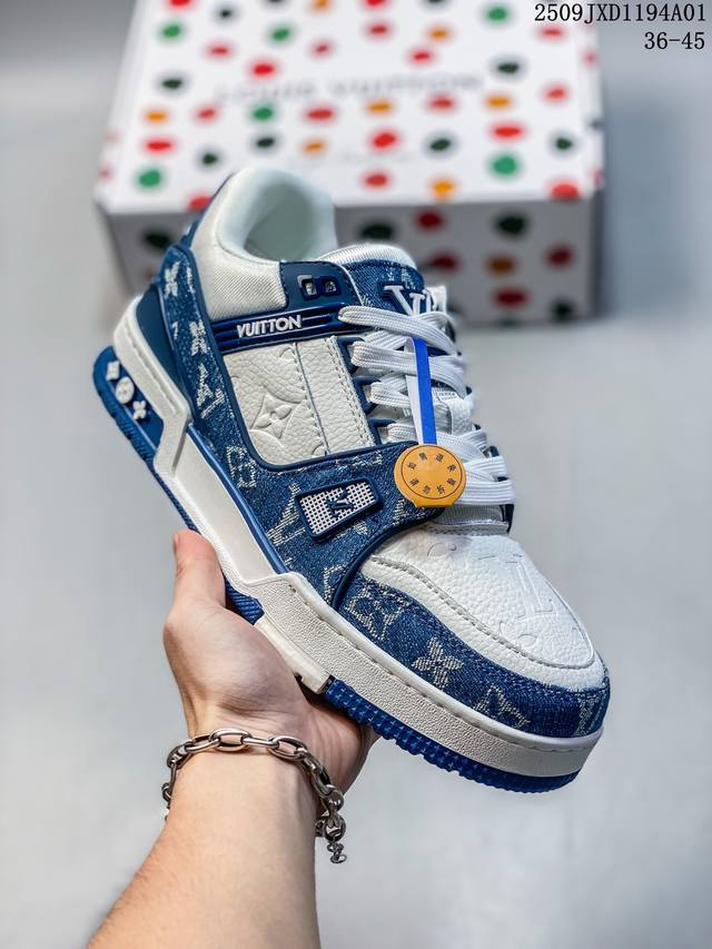 Lv Trainer 运动鞋、本款 Lv Trainer 运动鞋为粒面牛皮革渲染缤纷色调，鞋面点缀装饰，侧面点缀手写体路易威登标识，与后部西部风格的 Vuitt