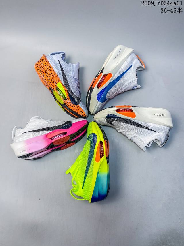 公司级新品发布 Nike Air Zoom Alphafly Next%整体采用前作的设计语言，并且对后者的细节进行升级，马拉松和长距离路跑的性能极限设计而生。