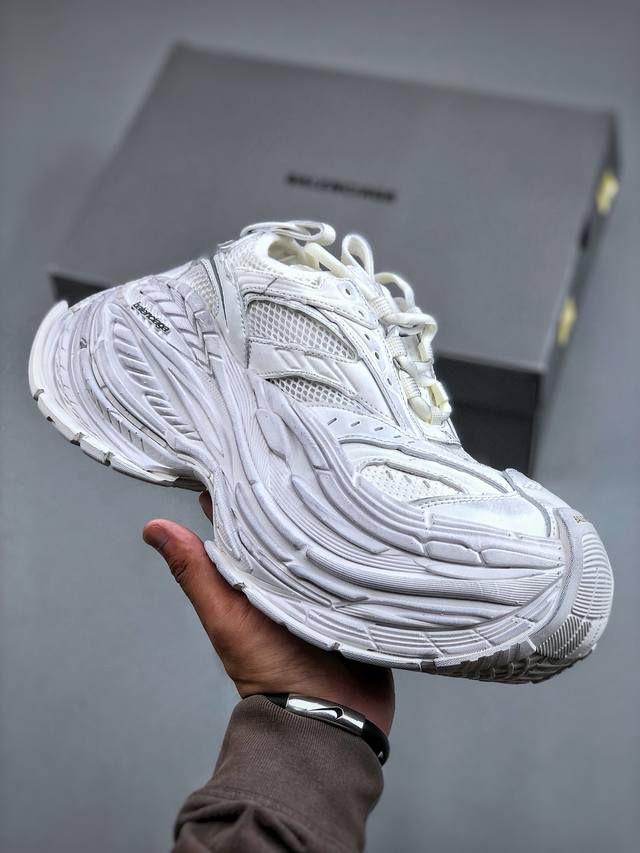 Ok版 Balenciaga巴黎世家17代 Monday 其前卫的设计、夸张的体积和反光细节赋予其特别的轮廓 采用头层牛皮材质制成，带来良好脚感，外观全新造型，
