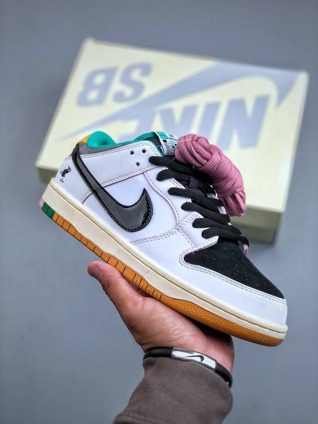 K Nike Sb Dunk Low pro 休闲运动板鞋 顾名思义，具有经典的Dunk血缘，又注入了更多的时尚元素。相较于普通的Dunk滑板鞋，改良版的Dun
