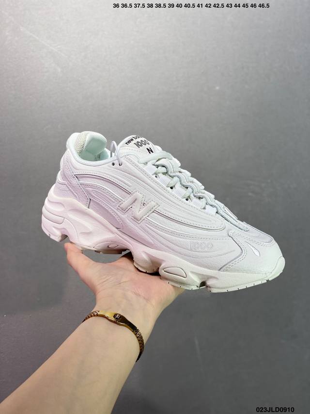 公司级新百伦New Balance 1000 系列低帮复古老爹风休闲运动跑步鞋 New Balance 在不同配色上其鞋面材质呈现不同感觉，无论是运动风抑或是高