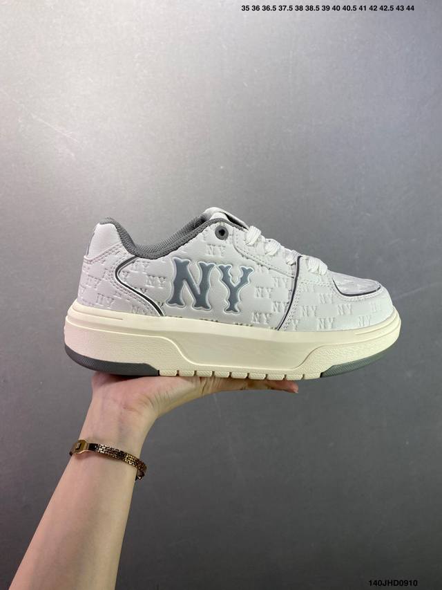 Mlb Chunky Classic Embo Monogram 人气单品 学长鞋系列低帮老爹风轻量增高厚底百搭休闲运动慢跑鞋高级街头休閒品牌Mlb公开了新推出