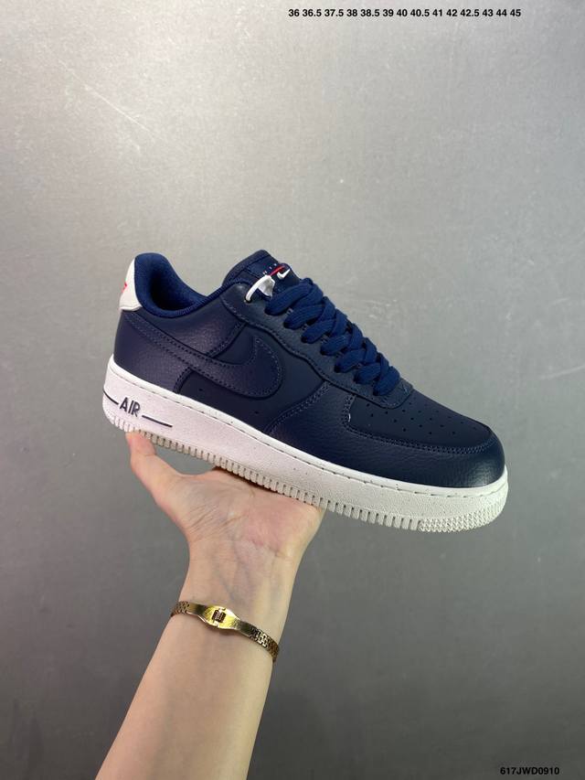 公司级耐克Nike Air Force 1’07 空军一号低帮百搭休闲运动板鞋。柔软、弹性十足的缓震性能和出色的中底设计，横跨复古与现代的外型结合，造就出风靡全