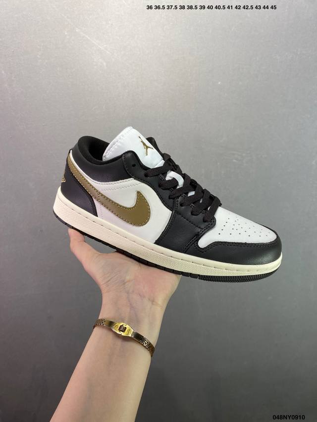 Nike Air Jordan 1 Low Aj1乔1低帮休闲板鞋 同步官方配色 原档冲孔鞋头 四线拉帮 鞋舌高弹海绵填充 官方货号:553558 113 Si