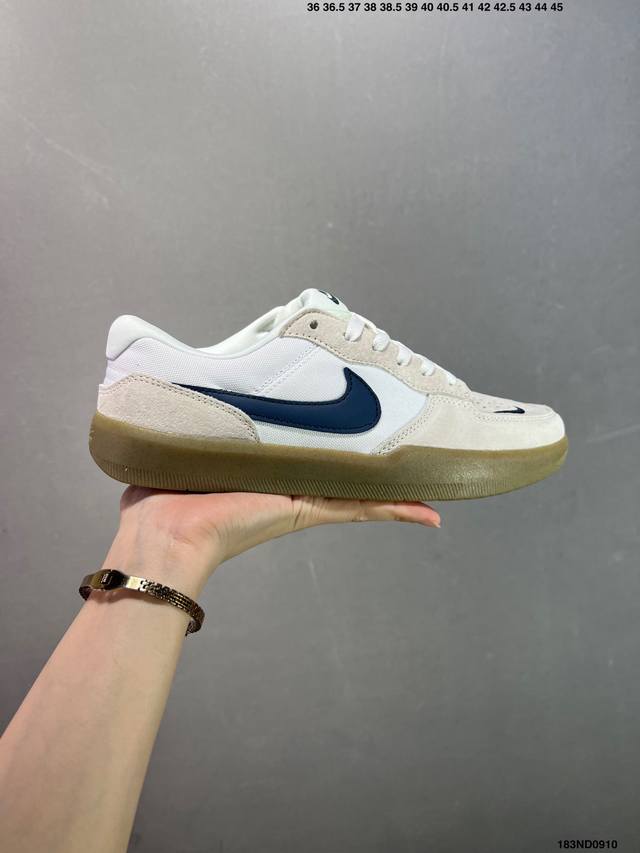 Nike Sb Force 58 百搭单品 是一款将前沿创新带入街头的单品，它具有硫化杯底，具有出色的耐用性和灵活性。使用帆布和绒面革，在饰面上放置通风口，它自