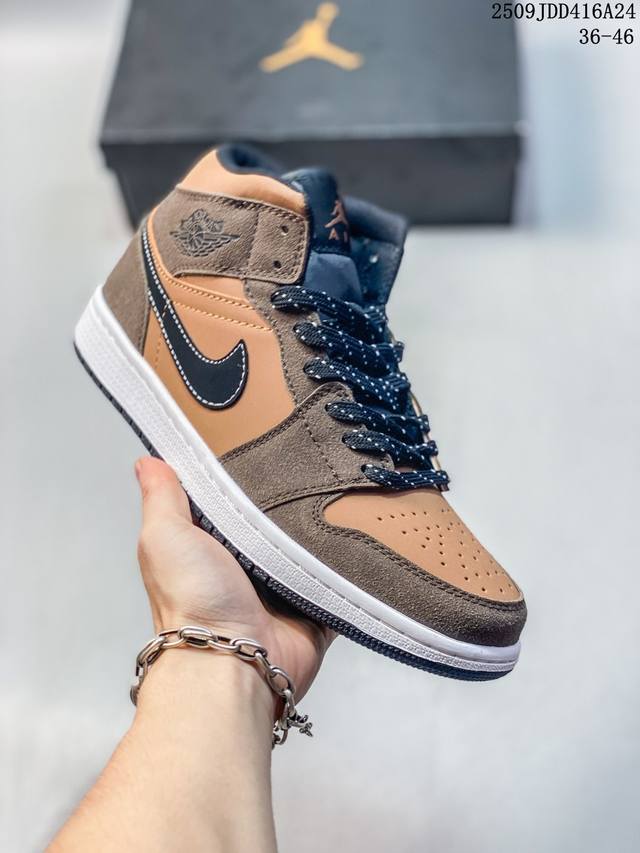 真标耐克女款运动板鞋 Nike Air Jordan 1 Retro High Og 乔丹一代Aj1 乔1 Aj1 篮球鞋复刻运动鞋。皮面高帮板鞋的设计灵感源自