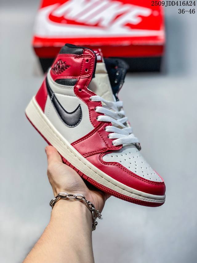 真标耐克女款运动板鞋 Nike Air Jordan 1 Retro High Og 乔丹一代Aj1 乔1 Aj1 篮球鞋复刻运动鞋。皮面高帮板鞋的设计灵感源自
