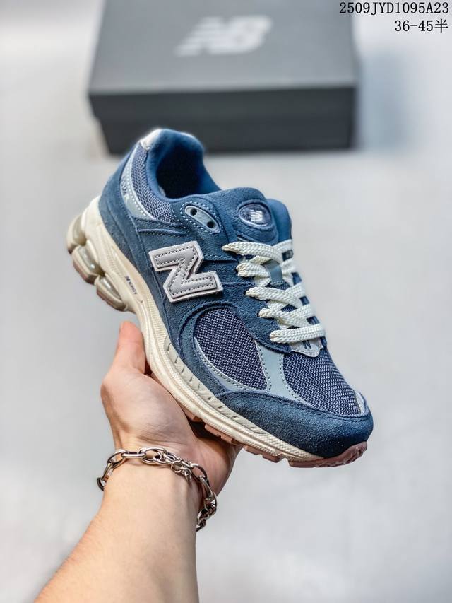 新百伦 New Balance 2R 跑鞋 男女运动鞋厚底老爹鞋。沿袭了面世之初的经典科技，以 Encap 中底配以升级版 N-Ergy 缓震物料。鞋面则采用特