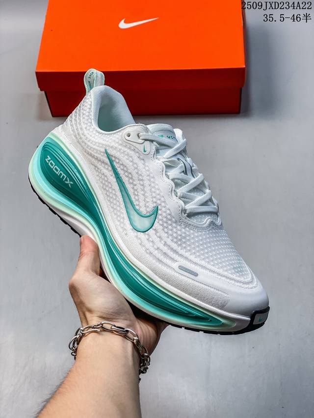 Nike耐克 佛莫罗18代系列 升级原楦原数据开发纸版，采用科技织法轻盈织物合成鞋面材质，足底搭载 Zoomx 缓震配置，Cushlon 3.0混合泡棉中底缓震
