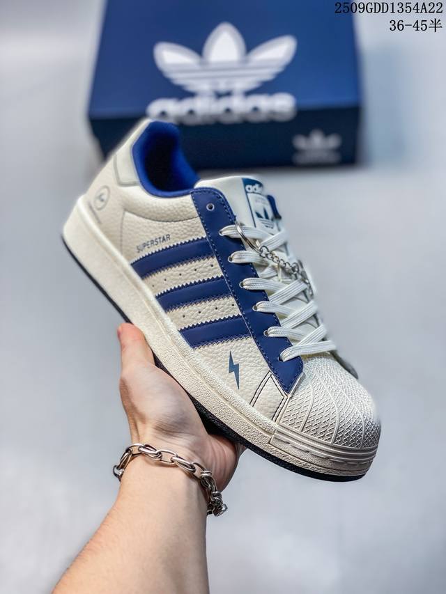 纯原 Clot X Ad Originals #贝壳头Lv联名限定 贴合柔软皮料白蓝配色 ，这双鞋的整体设计思路和风格可以说很Clot。鞋款整体选用了易穿搭的白