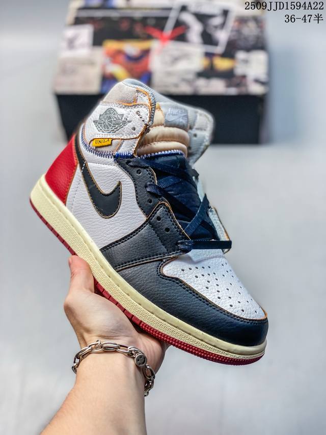 耐克 Nike Air Jordan 1 Retro High Og 乔丹一代篮球鞋复刻运动鞋 皮面高帮板鞋的设计灵感源自运动夹克，带你重温入选球队时刻。采用经