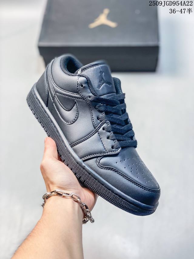 真标带半码 耐克 乔丹Air Jordan 1 Low Aj1 乔1 乔丹1代Aj1 低帮复古文化休闲运动篮球鞋。该鞋款从 1985 年元年款汲取设计灵感，焕新