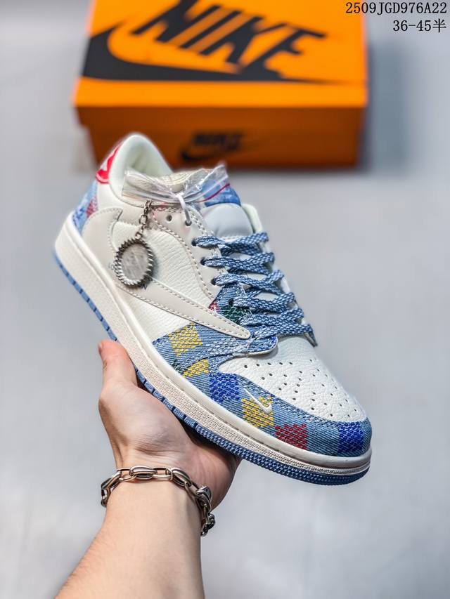 海外爆款限量发售！公司级 Nike Jordan Air Jordan 1“暴力熊联名 米黑小勾” 高端定制 低帮 复古 减震 防滑 耐磨 篮球鞋 定制鞋盒 大
