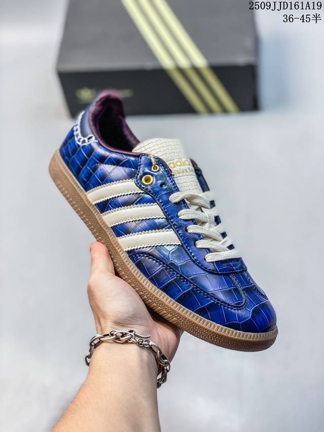 阿迪达斯Kasinaxadidasoriginalssamba联名桑巴训练鞋 三叶草 休闲运动板鞋 T头鞋，以简约大方的造型设计,没有过多的装饰和图案，显得非常