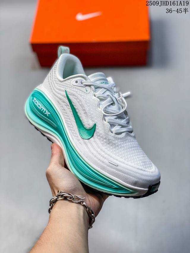 Nike耐克 佛莫罗18代系列 升级原楦原数据开发纸版，采用科技织法轻盈织物合成鞋面材质，足底搭载 Zoomx 缓震配置，Cushlon 3.0混合泡棉中底缓震