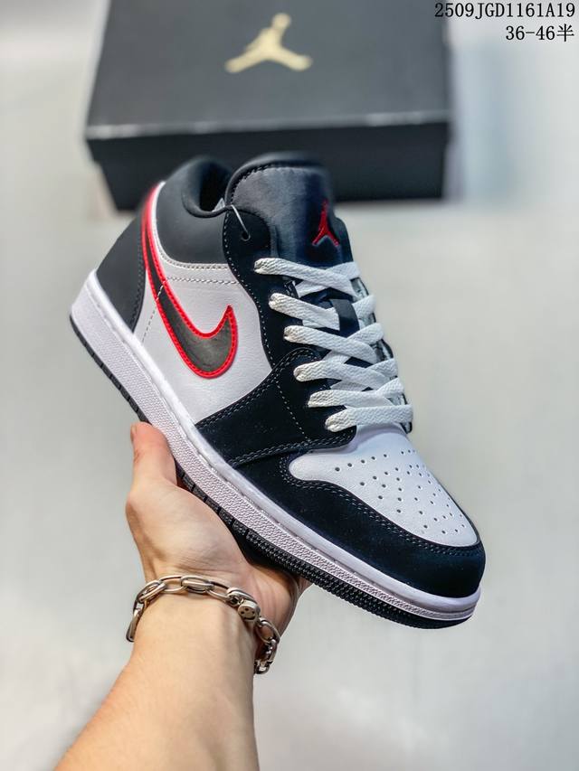 公司级 耐克 乔丹Air Jordan 1 Low Aj1 乔1 乔丹1代Aj1 低帮复古文化休闲运动篮球鞋 复古板鞋。该鞋款从 1985 年元年款汲取设计灵感