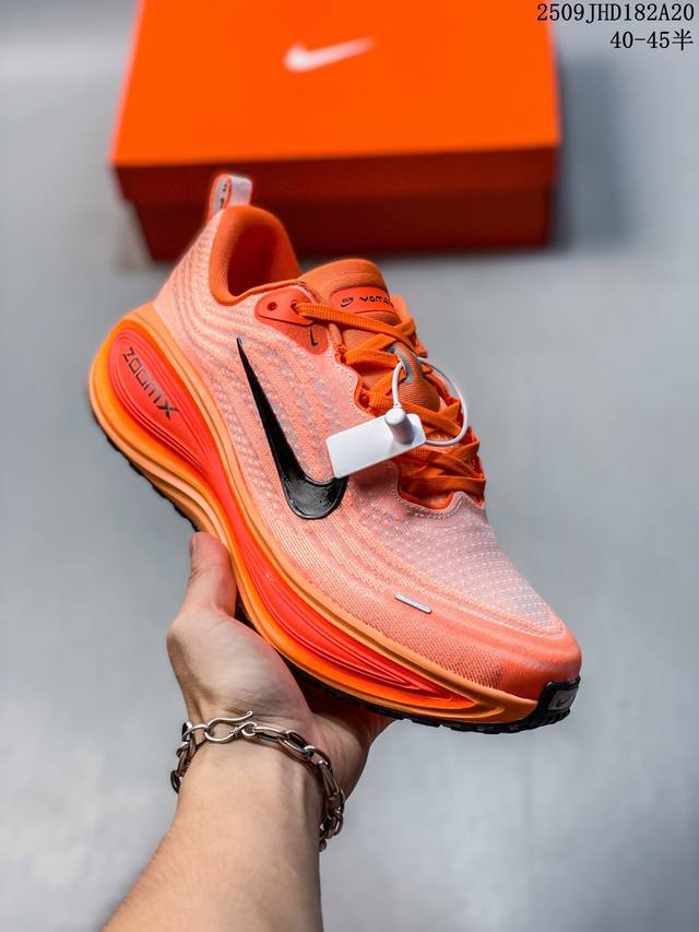 公司级Nike Vomero plus 耐克 舒适减震防滑 低帮跑步鞋 全掌Reactx泡绵中底 前掌和后跟还配备了Air Zoom气垫单元 据说跑起来更快更舒