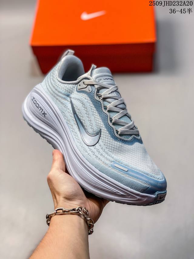 公司级Nike Vomero plus 耐克 舒适减震防滑 低帮跑步鞋 全掌Reactx泡绵中底 前掌和后跟还配备了Air Zoom气垫单元 据说跑起来更快更舒