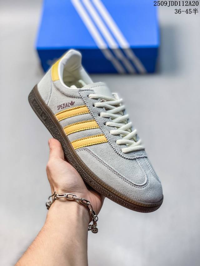 Adidas 阿迪达斯 德训系列 升级原楦原纸版开发，采用固色翻毛皮组合软质牛剖革鞋面材质，外置Rb耐磨橡胶大底展现浓厚的复古味道，阿迪达斯Adidas Ori
