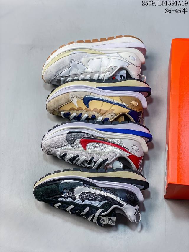 耐克Sacai X Nike Regasus Vaporrly Sp 华夫双勾三代3.0走秀 鞋身材质由翻毛皮和透气网布共同打造。熟悉的解构手法、重叠Swoos