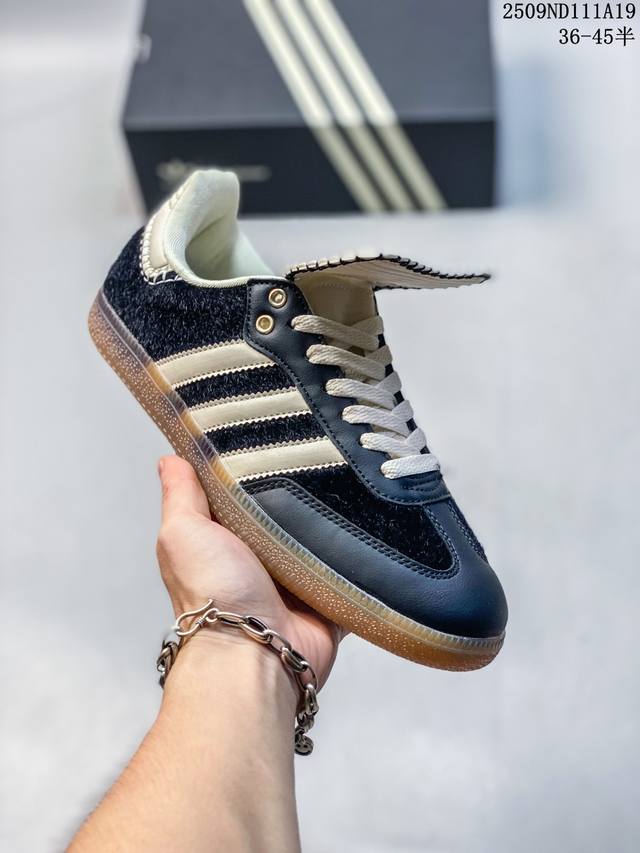 公司级！阿迪达斯 德训鞋 经典复古低帮休闲运动慢跑鞋Wales Bonner X Adidas 全新秋冬系列联名鞋款 经典运动板鞋。该鞋超大鞋舌采用毛绒面料制成