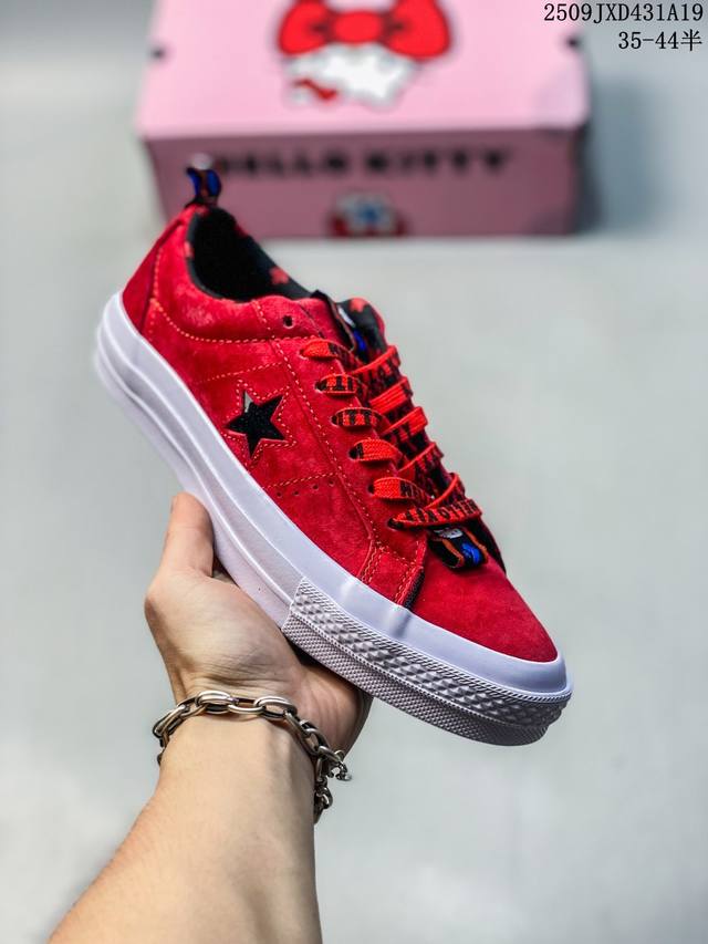 Vansxthe Monsters 联名系列 Vans 携手香港艺术家龙家升，以其笔下The Monsters 系列绘本中的经典 Labubu 怪兽形象为设计灵