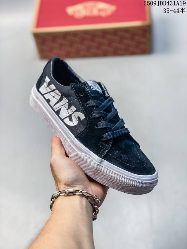 Vansxthe Monsters 联名系列 Vans 携手香港艺术家龙家升，以其笔下The Monsters 系列绘本中的经典 Labubu 怪兽形象为设计灵