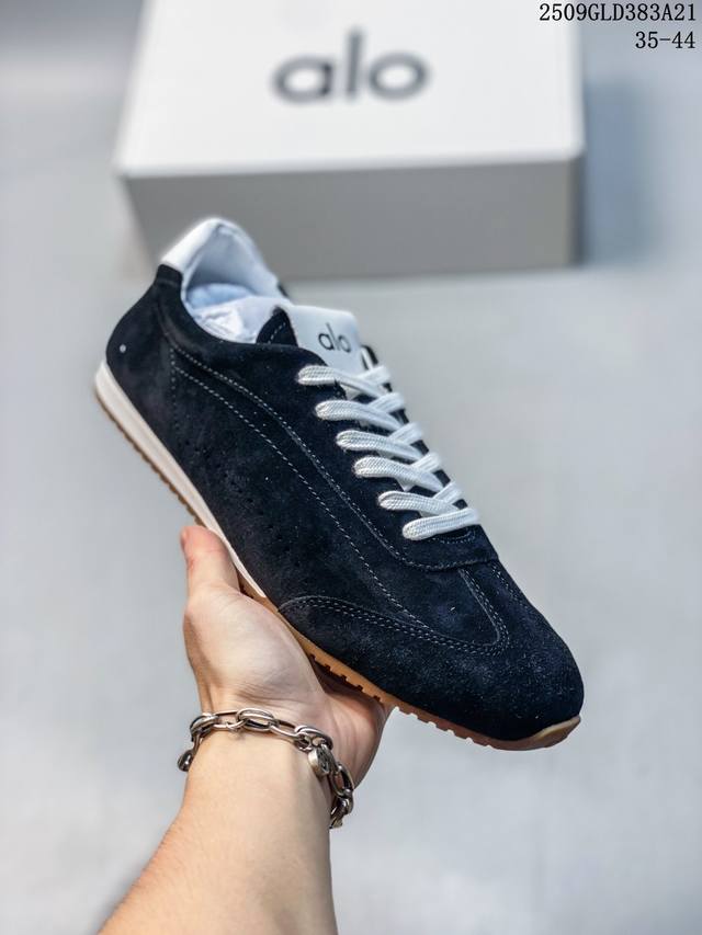 男女鞋Miumiu 25Ss Tyre系列春夏新款 饼干鞋 阿甘鞋休闲运动鞋Miumiu最新爆款 前卫大胆的设计 风格融于此款厚底帆布运动鞋的简约线条 别致徽标