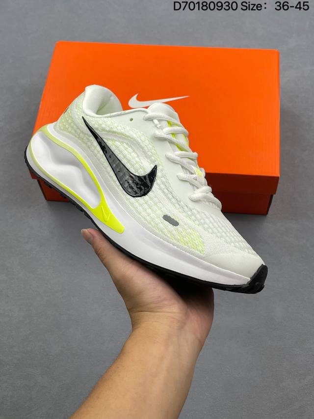 Nike Journey Run 跑步鞋 使用了新型的缓震材料 脚感偏韧 后跟有加厚的海绵填充 鞋子前掌和后掌做了加宽设计 增加了跑步时的稳定性 织物加网纱的鞋